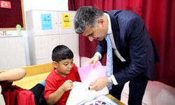 Mersin'in Akdeniz ilçesinde öğrencilere kırtasiye seti hediye edildi