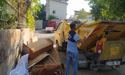 Mersin'in Akdeniz ilçesinde sokaklardaki atıklar toplanıyor