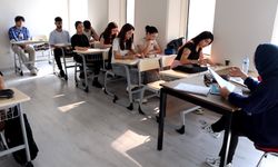 Mersin'in Akdeniz ilçesinde üniversiteye hazırlanan öğrencilere kurs veriliyor