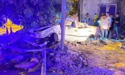 Osmaniye'de tabela direğine çarpan otomobilin sürücüsü öldü