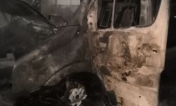 Serik'te seyir halindeki tur minibüsü yandı