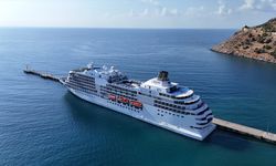Yolcu gemisi 'Seven Seas Navigator' Alanya Limanı'na demirledi
