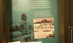 Zeki Müren'in gözlüğü ve el yazısı şarkı sözü Antalya'da sergileniyor