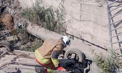 Antakya’da menfeze devrilen otomobilin sürücüsü yaralandı