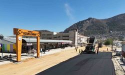 Antakya’nın inşa sürecinde kalbi olan prefabrik çarşının yolları asfaltlandı