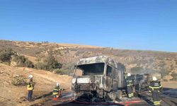 Hatay’da seyir halindeki tır alev alev yandı