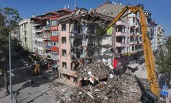 Isparta’da 53 yıllık Çarşı Polis Karakolu binası riskli yapı olduğu için yıkıldı