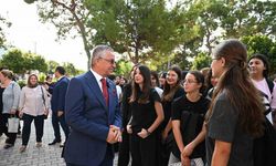 Kemer’de ilk zil, kitap ve kırtasiye hediyesiyle geldi