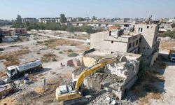 Mersin’de 2 katlı metruk bina kontrollü şekilde yıkıldı