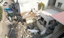 Mersin’de metruk bina kontrollü şekilde yıkıldı