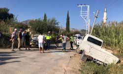 Serik’te otomobil ile kamyonet kafa kafaya çarpıştı: 2 yaralı