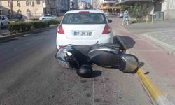 Virajı alamayan motosiklet park halindeki otomobile çarptı: 1 yaralı