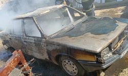 Yolda alev alan otomobil tamamen yanarak kullanılamaz hale geldi