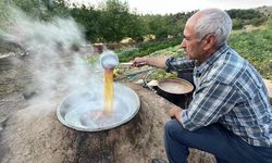 Bir Asırdır Geleneksel Yöntemlerle Üzüm Pekmezi Yapıyorlar