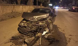 İki Otomobil Çarpıştı: 3 Kişi Yaralandı