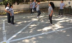 Okul Bahçeleri Geleneksel Oyun Çizgileriyle Renkleniyor