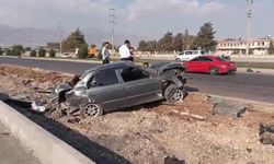 Otomobil Orta Refüje Çarptı: 1 Yaralı