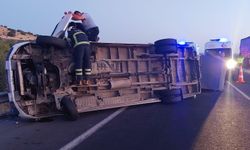 Otoyolda Minibüs Devrildi: 1 Yaralı