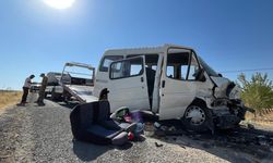 Şanlıurfa'da işçi taşıyan minibüs ile otomobil çarpıştı: 15 yaralı