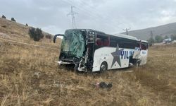 Sivas'ta Yolcu Otobüsü İle Tır Çarpıştı: 20 Yaralı