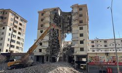 Yıkım Çalışması Sürüyor: Ortasında Dev Boşluk Kalan Bina Dikkat Çekti