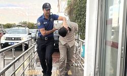 Adana'da çakarlı araçla kendini polis olarak tanıtıp üst araması yapan zanlı tutuklandı