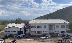 Adana'da fırtına nedeniyle uçan okulun çatısı park halindeki araçlara zarar verdi