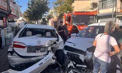 Adana'da otomobil ve 2 motosiklete çarpan hafif ticari aracın sürücüsü yaralandı