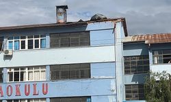 Adana'da şiddetli rüzgar okulun çatısının bir kısmını uçurdu