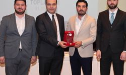 AK Parti Antalya İl Gençlik Kolları'na başarılı performanstan dolayı plaket verildi