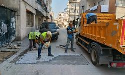Akdeniz ilçesinde yollarda ve kaldırımlarda çalışmalar sürüyor