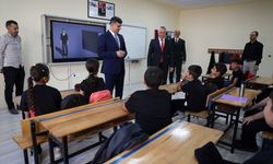 Akdeniz Kaymakamı ve Belediye Başkan Vekili Şener okul ziyaretlerini sürdürüyor