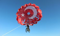 Alanya'da 16 yaşındaki genç bisikletiyle deniz paraşütü turu yaptı