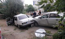 Antalya'da 2 otomobilin çarpıştığı kazada 2 kişi yaralandı