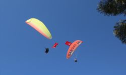 Antalya'da 50 paraşütçü Türk bayraklarıyla atlayış yaptı