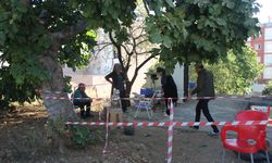 Antalya'da göçükte zarar gören evlerinden tahliye edilen aileler bekleyişini sürdürüyor