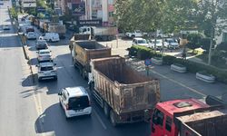 Antalya'da hafriyat kamyonu şoförleri belediyenin kestiği cezaları protesto etti
