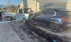 Antalya'da iki aracın çarpıştığı kazada 3 kişi yaralandı