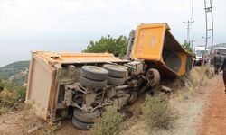 Antalya'da iki hafriyat kamyonunun çarpışması sonucu 1 kişi öldü, 1 kişi yaralandı