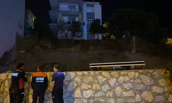 Antalya'da meydana gelen göçükte zarar gören ev tahliye edildi