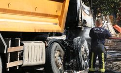 Antalya'da restorandan kamyona sıçrayan yangın hasara yol açtı