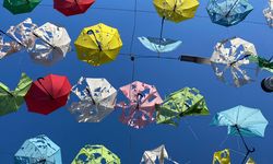 Antalya'da sağanak ve dolu Şemsiyeli Sokak'taki şemsiyelere zarar verdi