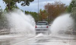 Antalya'da sağanak ve fırtına hayatı olumsuz etkiledi