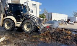 Antalya'da seyir halindeki traktörde bulunan saman balyaları yandı