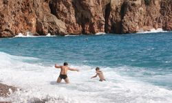 Antalya'da yabancı turistler dalgalara rağmen denize girdi