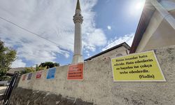 Camiye özlü sözler asan imam çocuklar için de oyun alanı yaptı