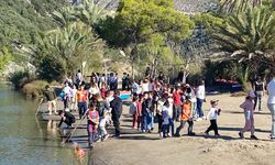 Demre'de öğrenciler plajda çöp topladı