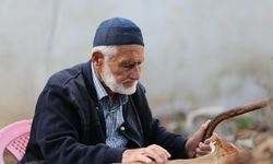 Doğadan topladığı ağaç dallarını 69 yıldır kaşığa dönüştürüyor