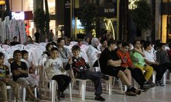 Gezen sinema tırı Kumluca'da sinemaseverlerle buluştu