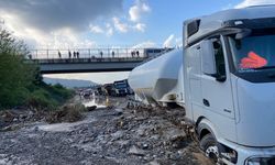 GÜNCELLEME - Hatay'da sağanak nedeniyle ev ve iş yerlerini su bastı, araçlar yollarda mahsur kaldı